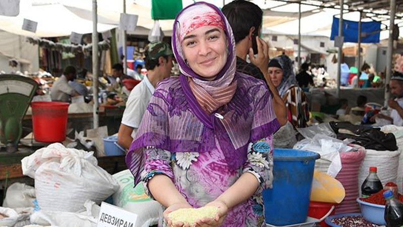 Таджик на рынке. Таджикские женщины на рынке. Таджички в старости на рынке. Таджикская женщина торгует. Таджик продает.