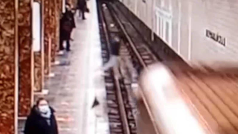 22yo Kyrgyzstani survives metro train suicide attempt in Moscow - AKIpress  News Agency