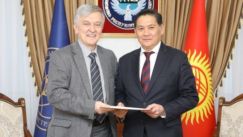 Varios Embajadores Extranjeros en Kirguistán presentan copias de sus cartas credenciales