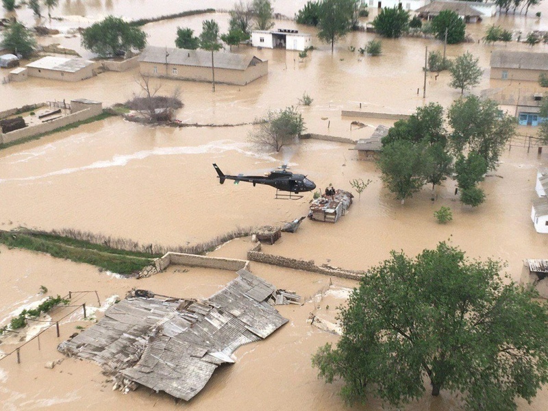 People evacuated by helicopter from rooftops during flooding in